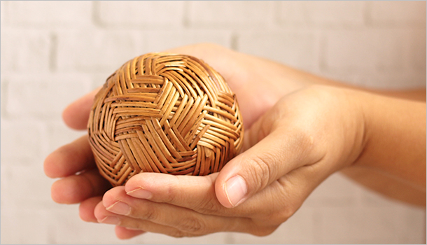 アタ製ガムランボールを手に持った画像