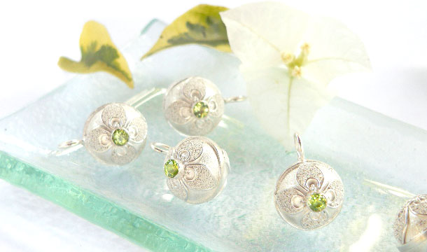 ペリドットの白いガムランボールのデザイン