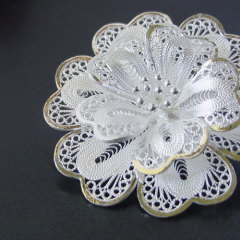 お花をモチーフにした銀線細工。金メッキ入りブローチ(si0098) シルバーアクセサリーのをバリ島より通販