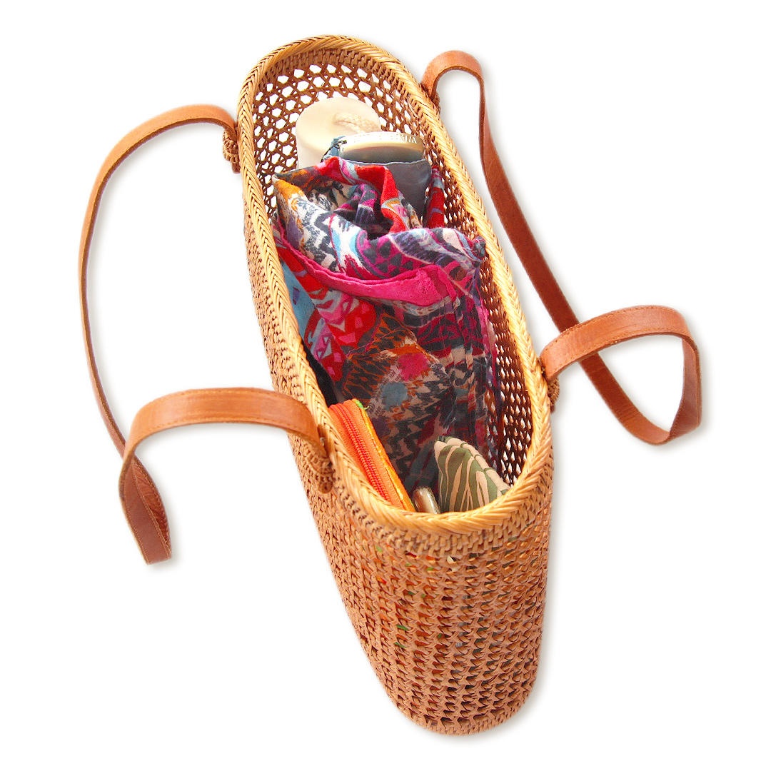 トートバッグ z0185に荷物を入れる