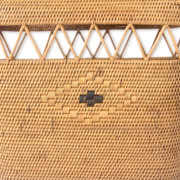 アタバッグ（z0256）の透かし編みと黒モチーフのデザイン