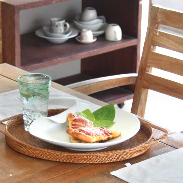 アタ取っ手付きトレイのお盆を持ち運ぶ