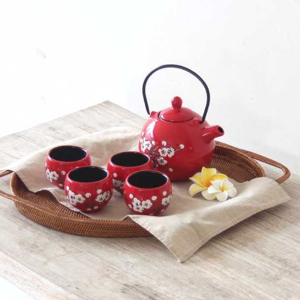 アタ持ち手つきトレイのお盆でお茶をサーブする