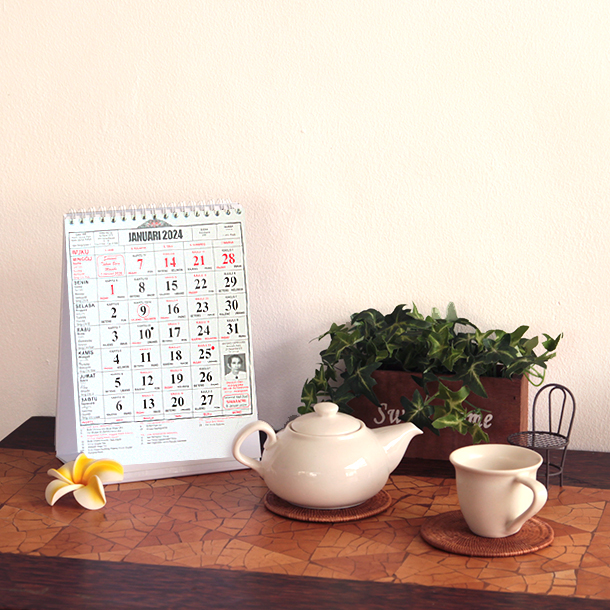 バリの暦学者ワヤン ギナ氏製作インドネシアのカレンダーを飾る