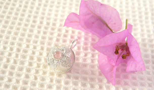 ローズクォーツの白いガムランボールのデザイン