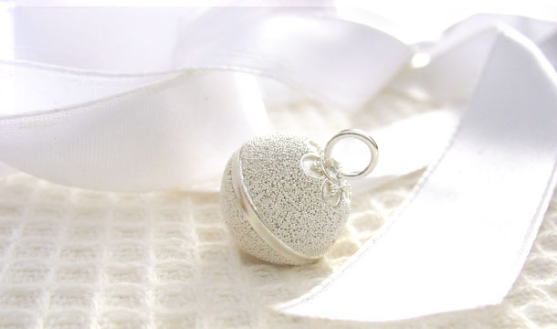 お花をデザインした白いガムランボール(ジャワン)のデザイン