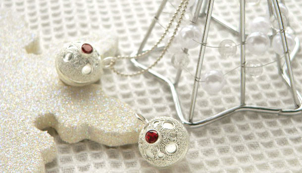 ガーネットの白いガムランボールのデザイン