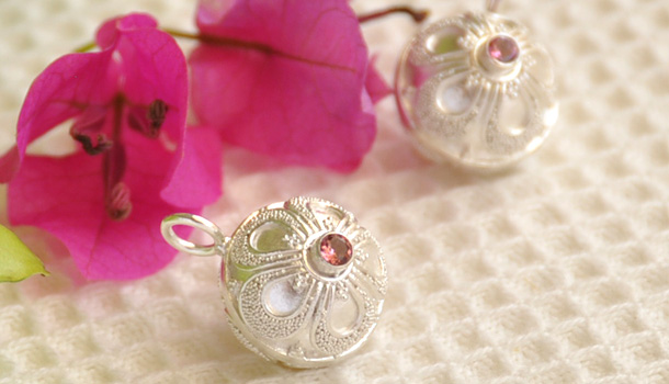 ピンクトルマリンの白いガムランボールのデザイン