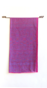 手織りバリイカット・パープルのイカットハンガー使用例