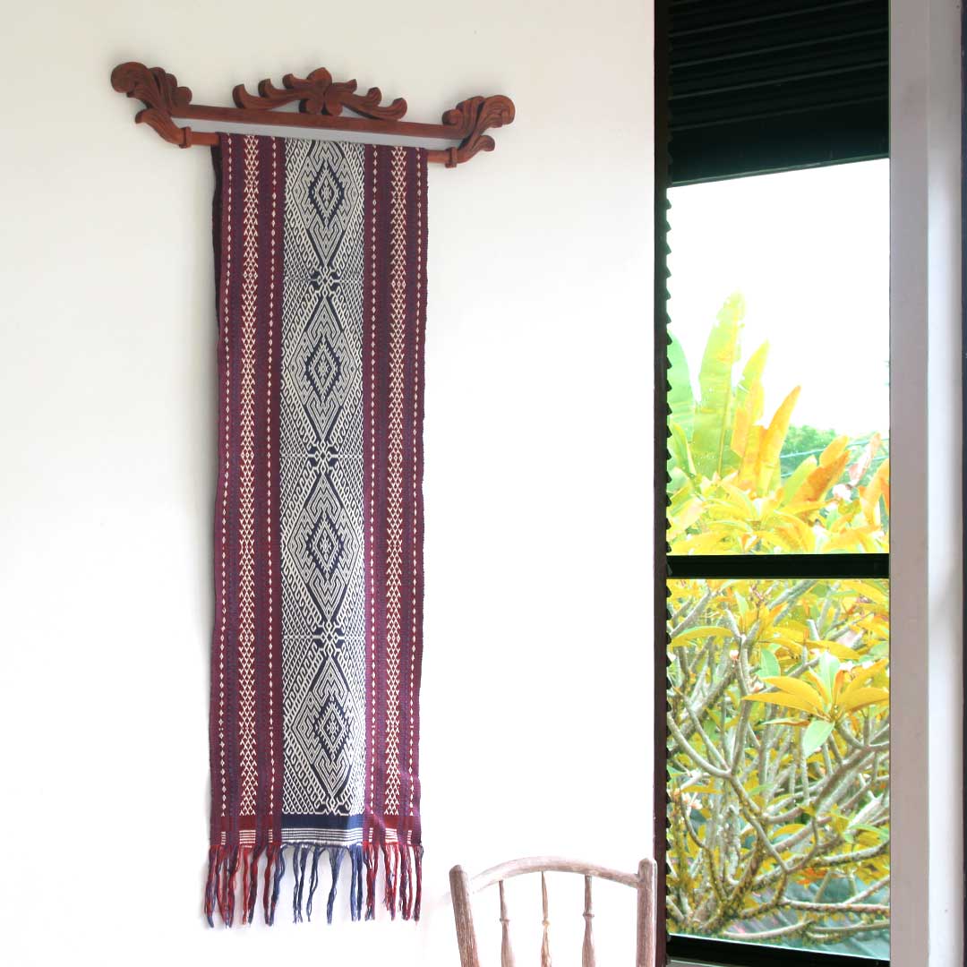 浮き織りスンバ島のイカットをイカットハンガーに掛ける