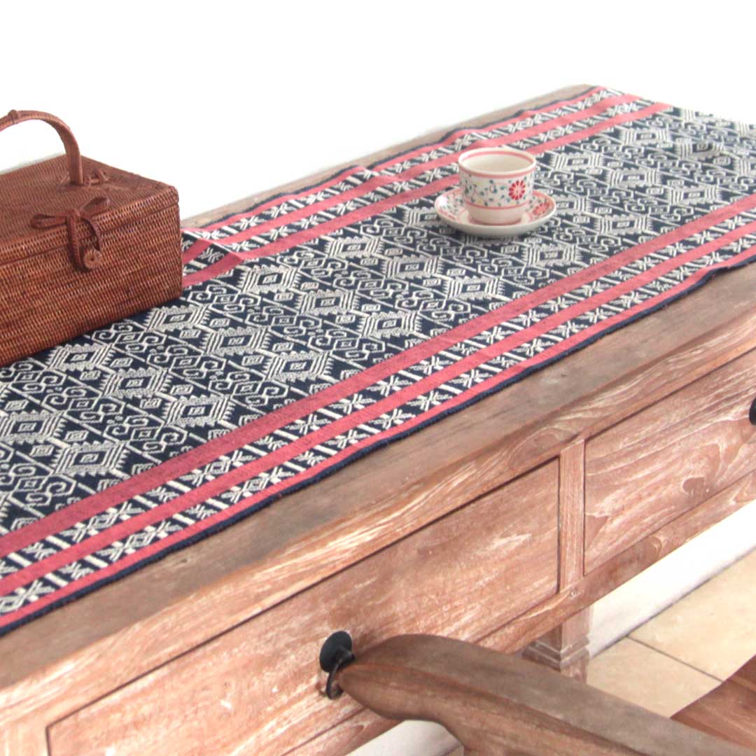 スンバ島のイカットを飾るの