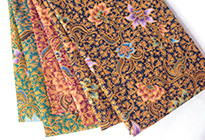 プカロンガン産の花柄バティック 新着