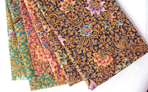 プカロンガン産の花柄バティック 新着