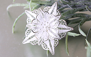 プルメリアの銀線細工ブローチsi0064 新着