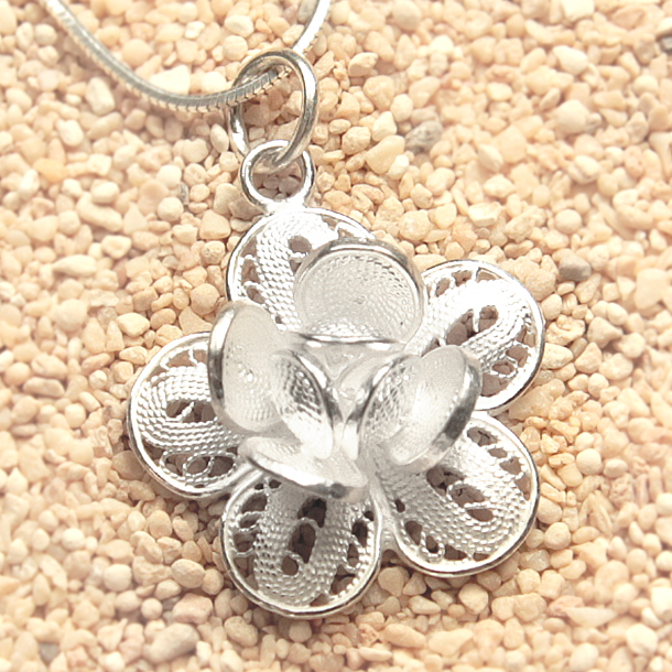 銀線細工ネックレストップ！バラのアクセサリーで普段着に華やかさを