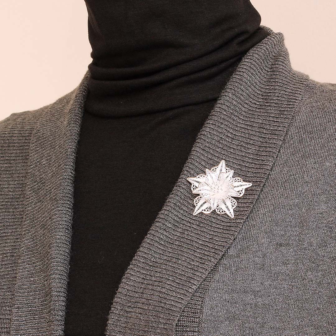 銀線細工ブローチ(si0107)を使う女性