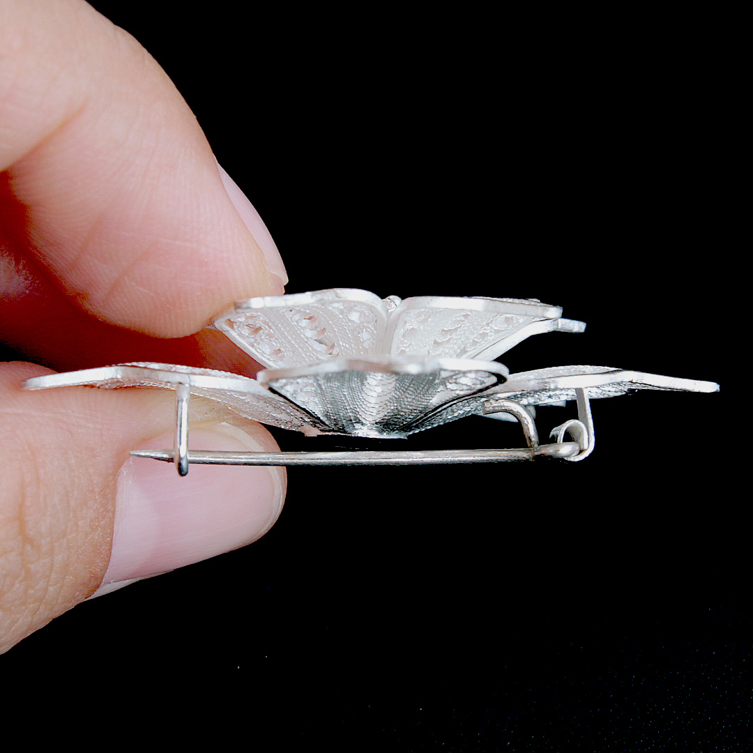 プルメリア・銀線細工ブローチの横画像