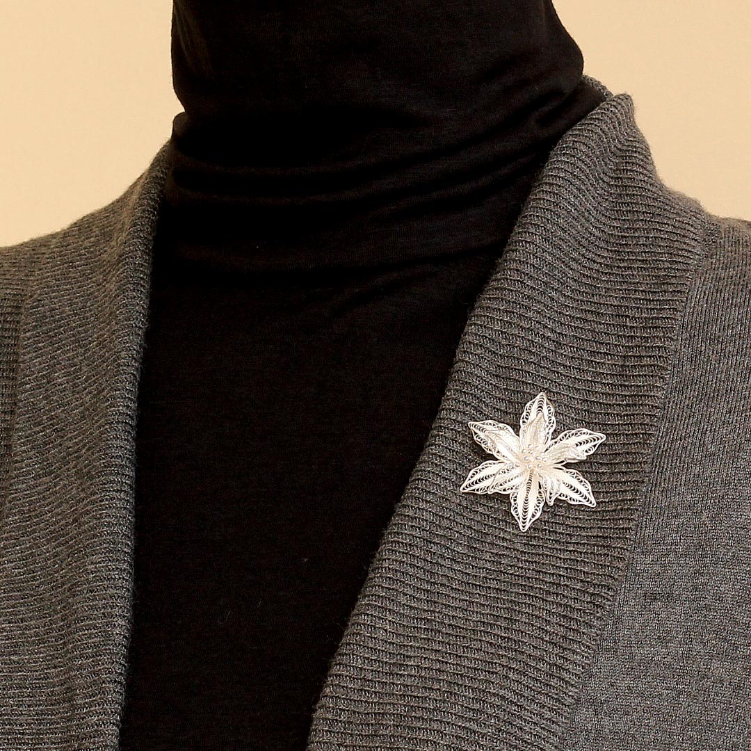 銀線細工ブローチ(si0120)を使う女性