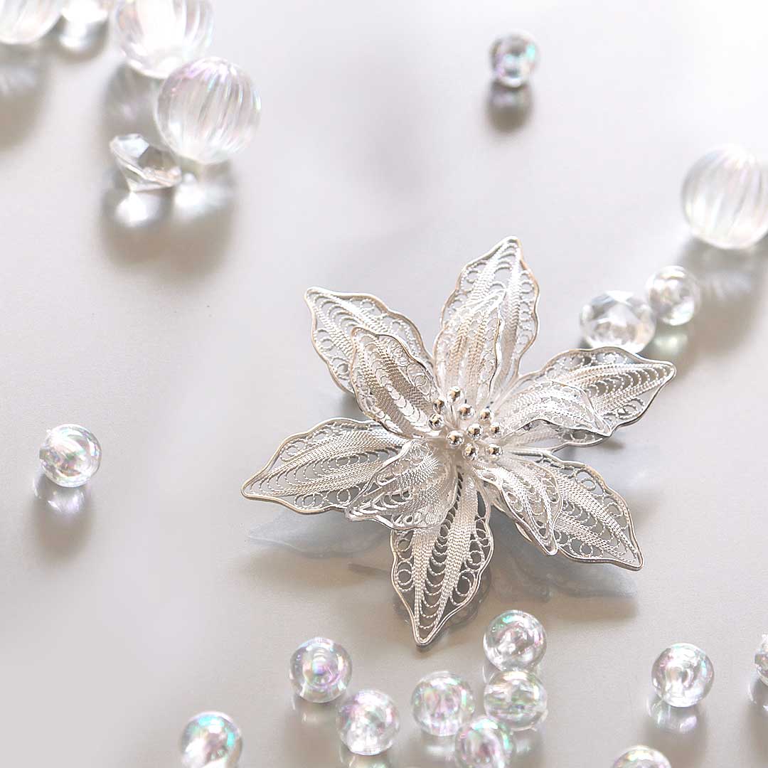 クレマチスの銀線細工ブローチのデザイン