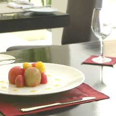 ワインレッドのランチョンマット(io0001)　バリイカット小物のテーブルウェア