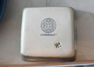 2010年以降作られたジェンガラ製品の刻印と※の皿画像