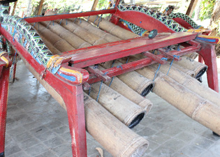 竹製のジェゴグの画像